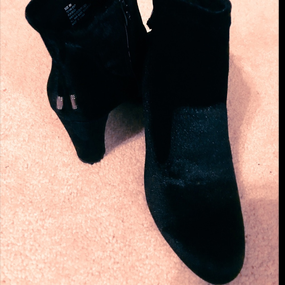 🔥BEAUTIFUL BLACK VELVETY BOOTIES🔥BNIB